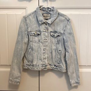 Ashley Vintage Charm light-washed medium sized denim jacket